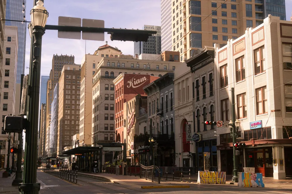 Rue du centre-ville de Houston bordée de bâtiments historiques
