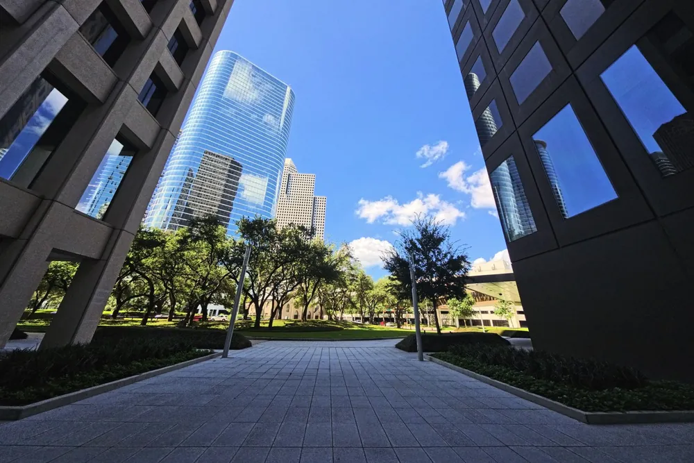 Gratte-ciels modernes encadrant la silhouette de Houston sous un ciel bleu
