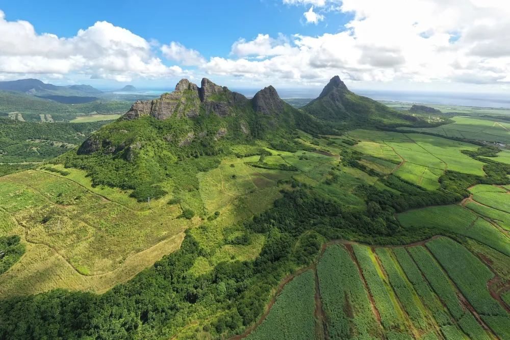 Vue aérienne d'un paysage verdoyant et montagneux à l'île Maurice