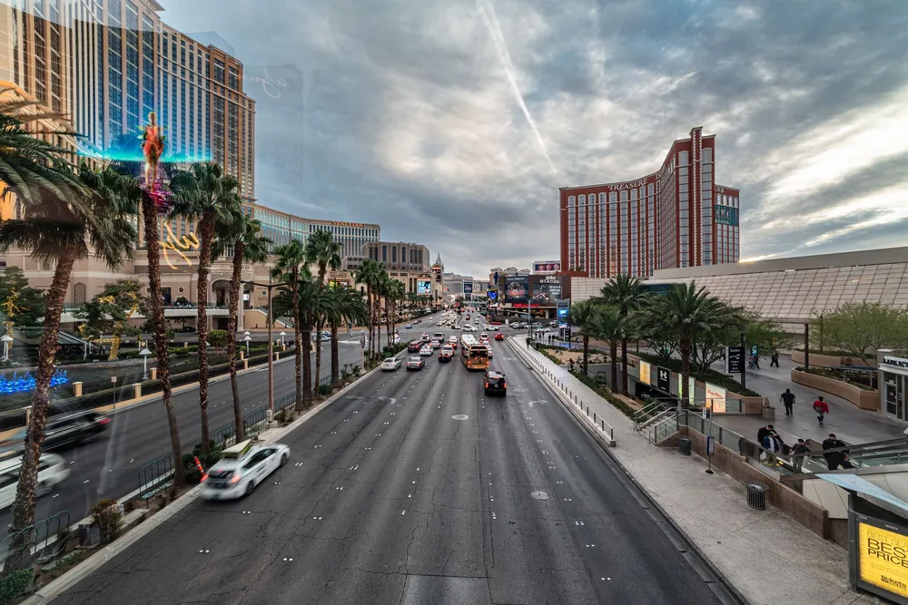 Strip de Las Vegas animé avec palmiers et architecture colorée