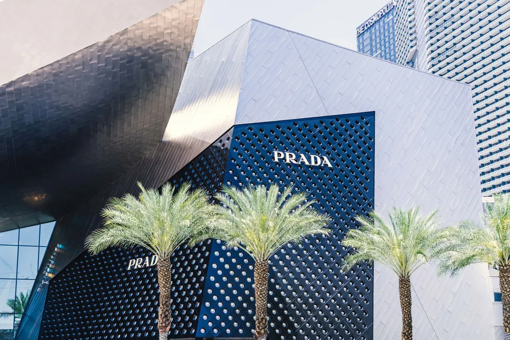 Façade contemporaine bordée de palmiers sur le Strip de Las Vegas