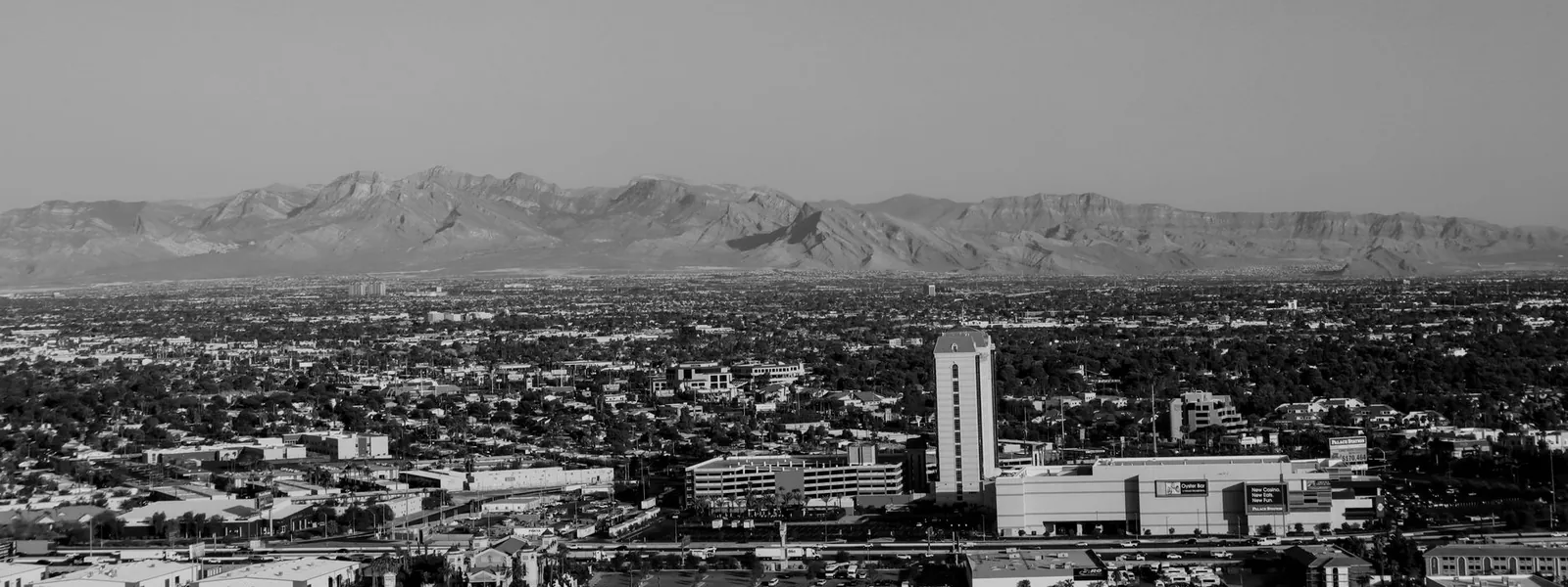 Vue aérienne en noir et blanc de Las Vegas entourée de montagnes