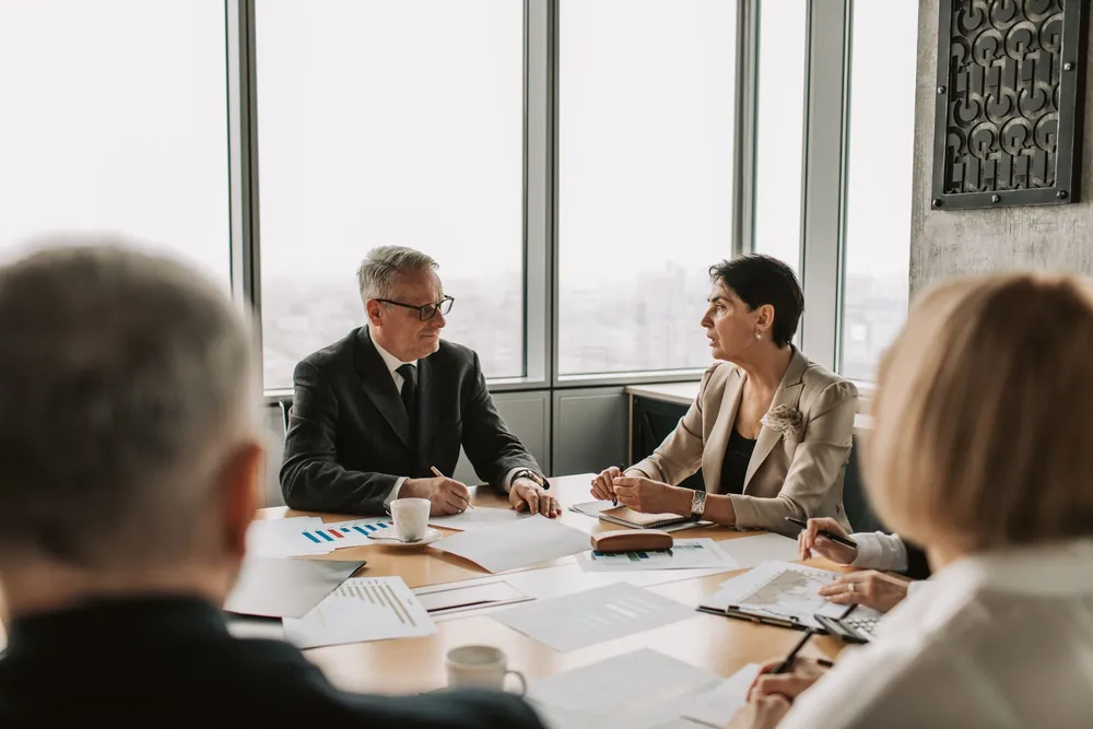 Professionnels de la finance en réunion stratégique dans un bureau moderne