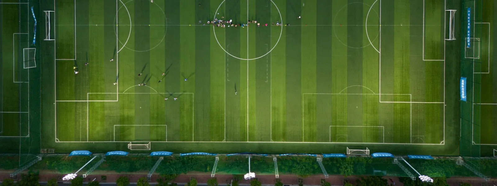 Vue aérienne d'un terrain de football pendant un match en journée