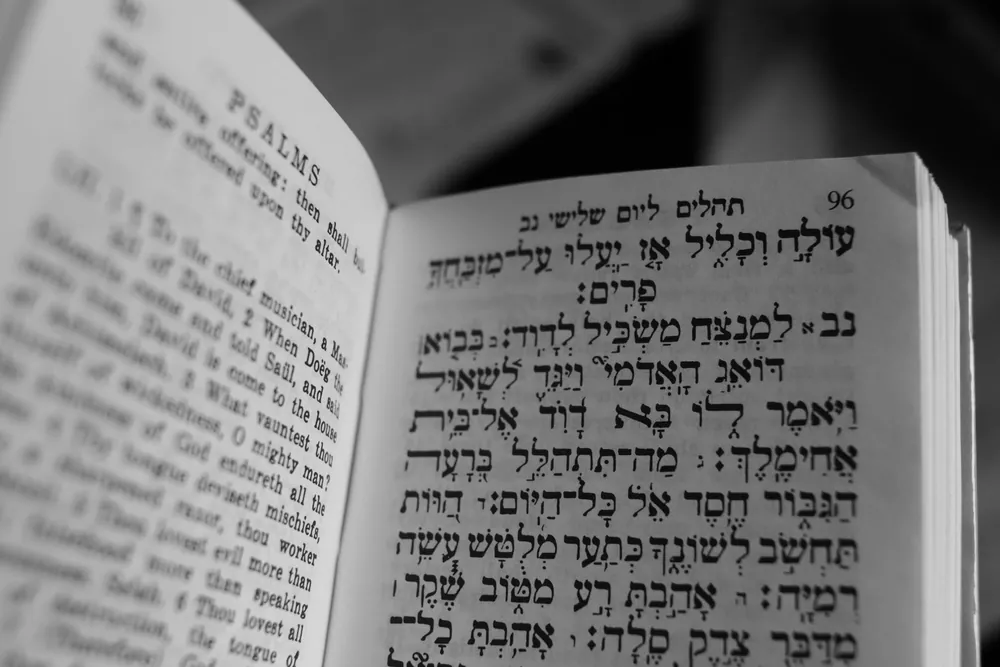 Pages ouvertes d'un livre bilingue hébreu-anglais illustrant la traduction