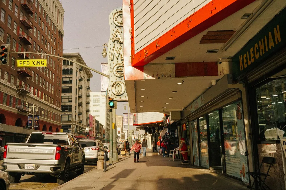Scène de rue animée dans le centre-ville de Los Angeles
