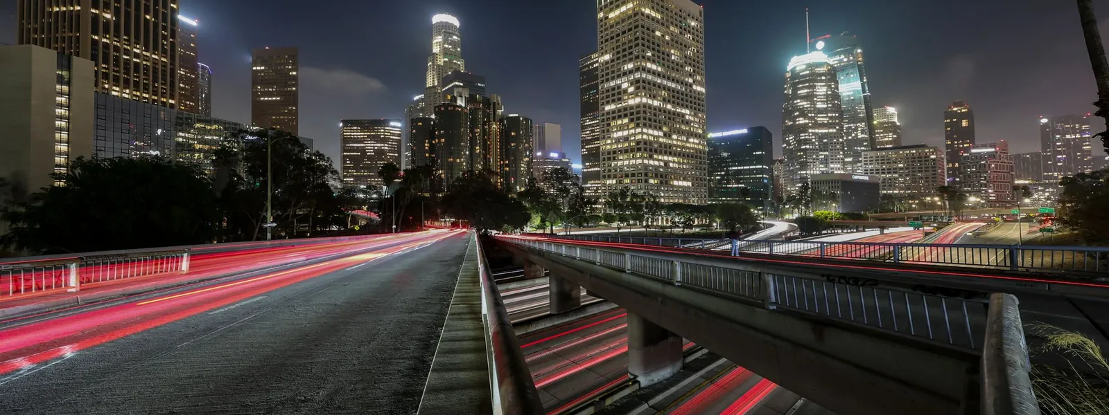 Gratte-ciels illuminés du centre de Los Angeles en soirée