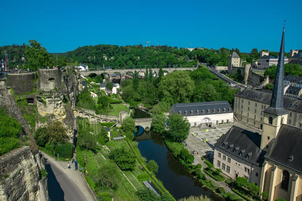 Vue aérienne du paysage verdoyant et de l'architecture historique de Luxembourg-ville