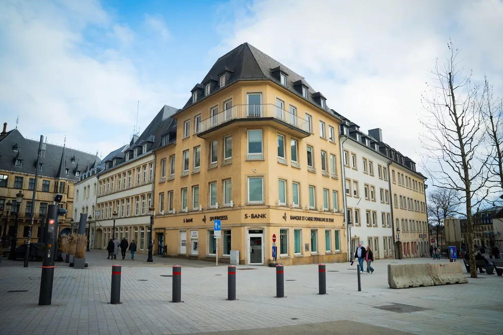 Place animée entourée d'architecture européenne classique dans une ville luxembourgeoise