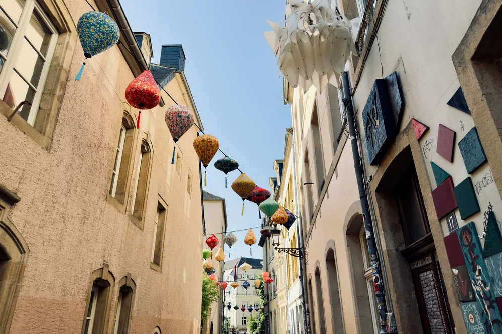 Rue décorée de lanternes suspendues illustrant la vie culturelle luxembourgeoise
