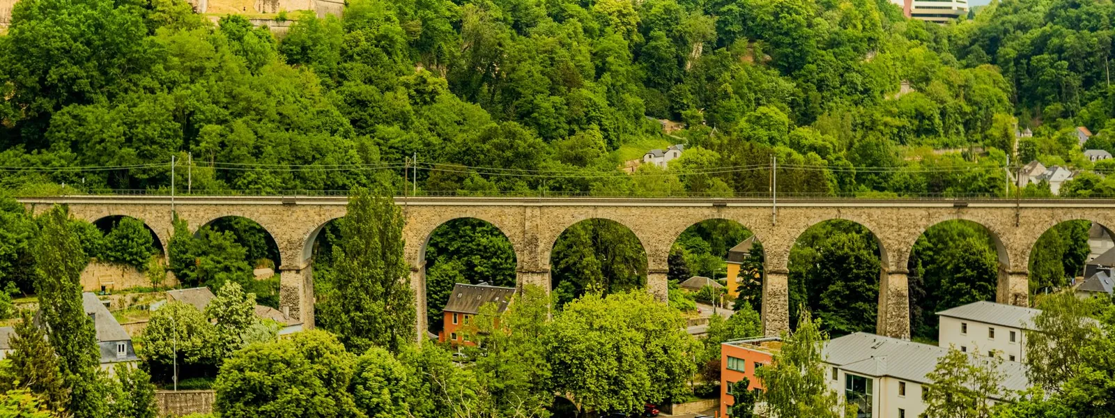 Viaduc historique et skyline moderne de Luxembourg-ville