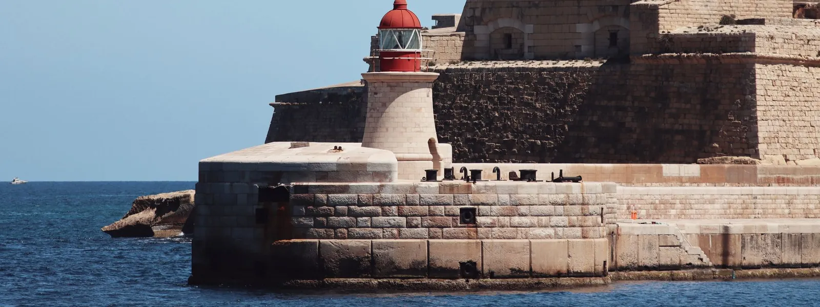 Phare près des fortifications anciennes en bord de mer à La Valette