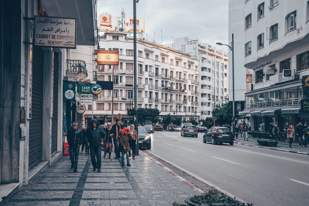 Rue animée du centre-ville de Tanger avec passants et voitures