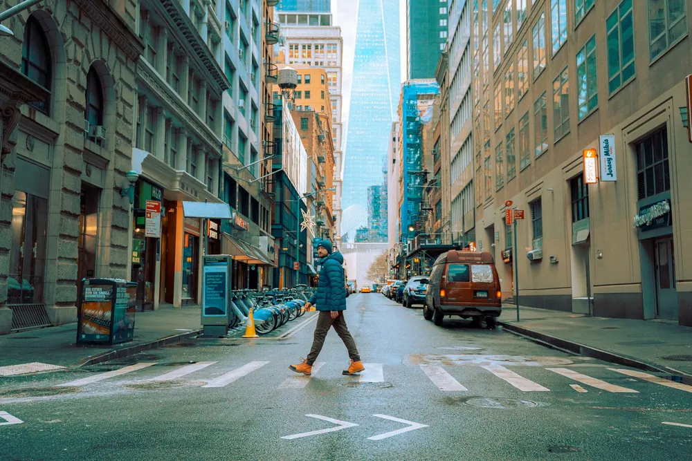 Passant traversant une rue de Manhattan en hiver