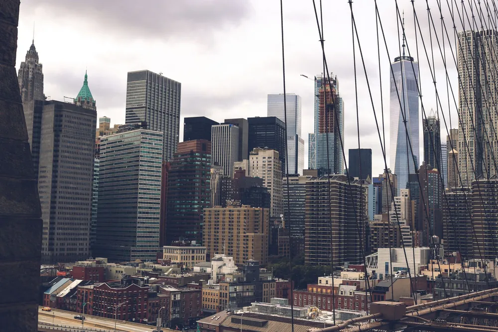 Gratte-ciels de New York vus depuis le pont de Brooklyn