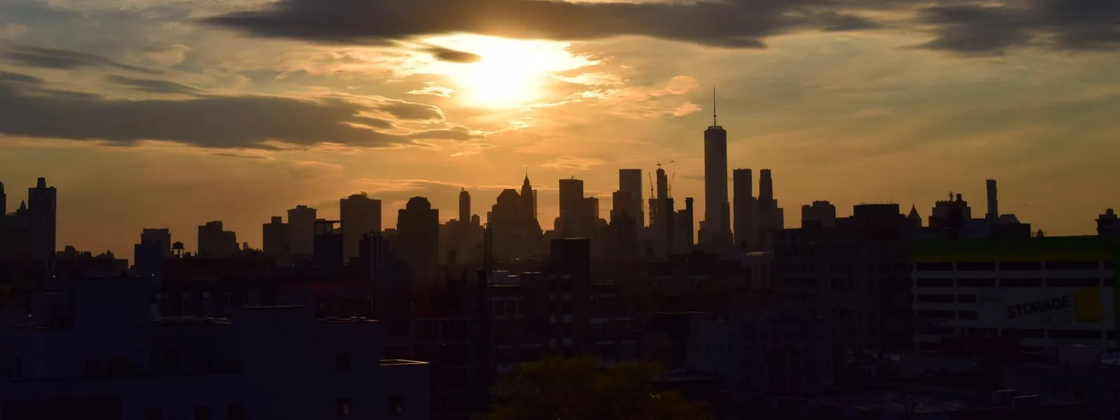 Silhouette des gratte-ciels de New York se découpant au coucher du soleil