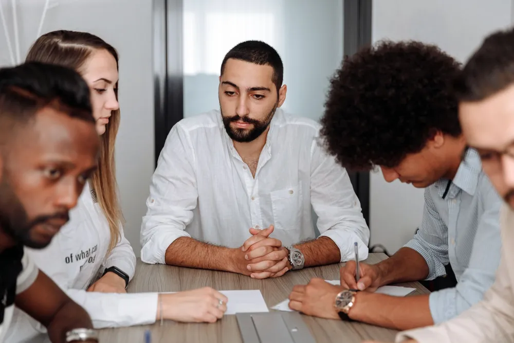 Équipe diversifiée collaborant en réunion dans un bureau d'entreprise