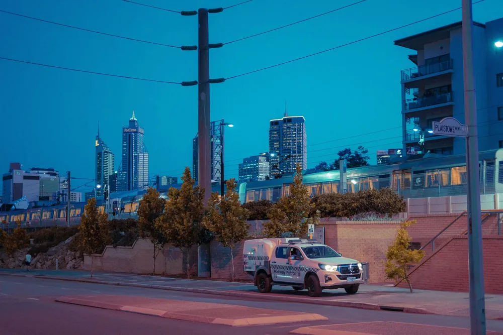 Rues de Perth illuminées au crépuscule avec ses immeubles modernes