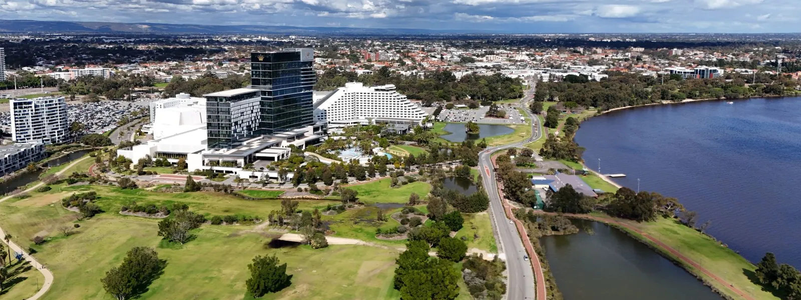 Vue aérienne de Perth avec ses gratte-ciels bordant la rivière Swan