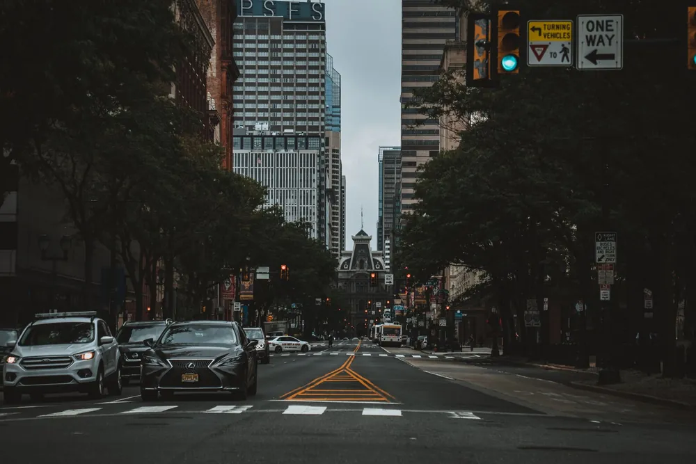 Passage piéton entre des immeubles modernes dans une rue de Philadelphie