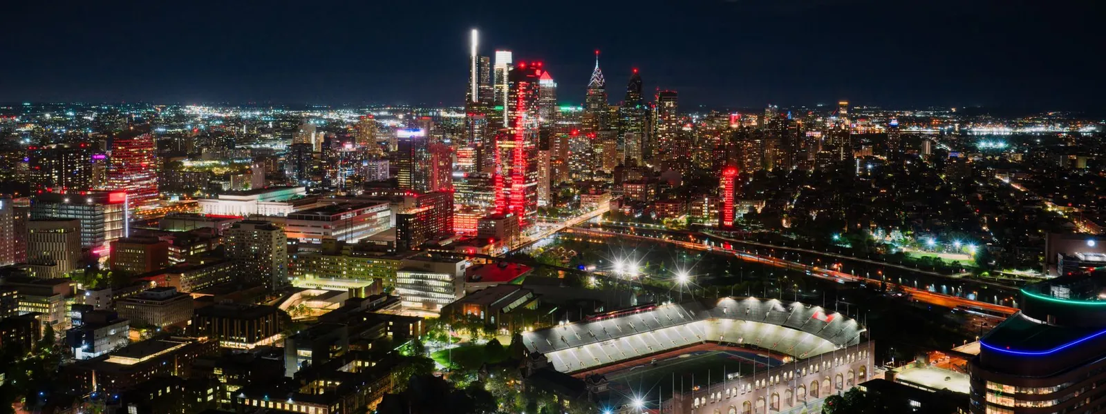 Skyline illuminée de Philadelphie avec un stade en arrière-plan