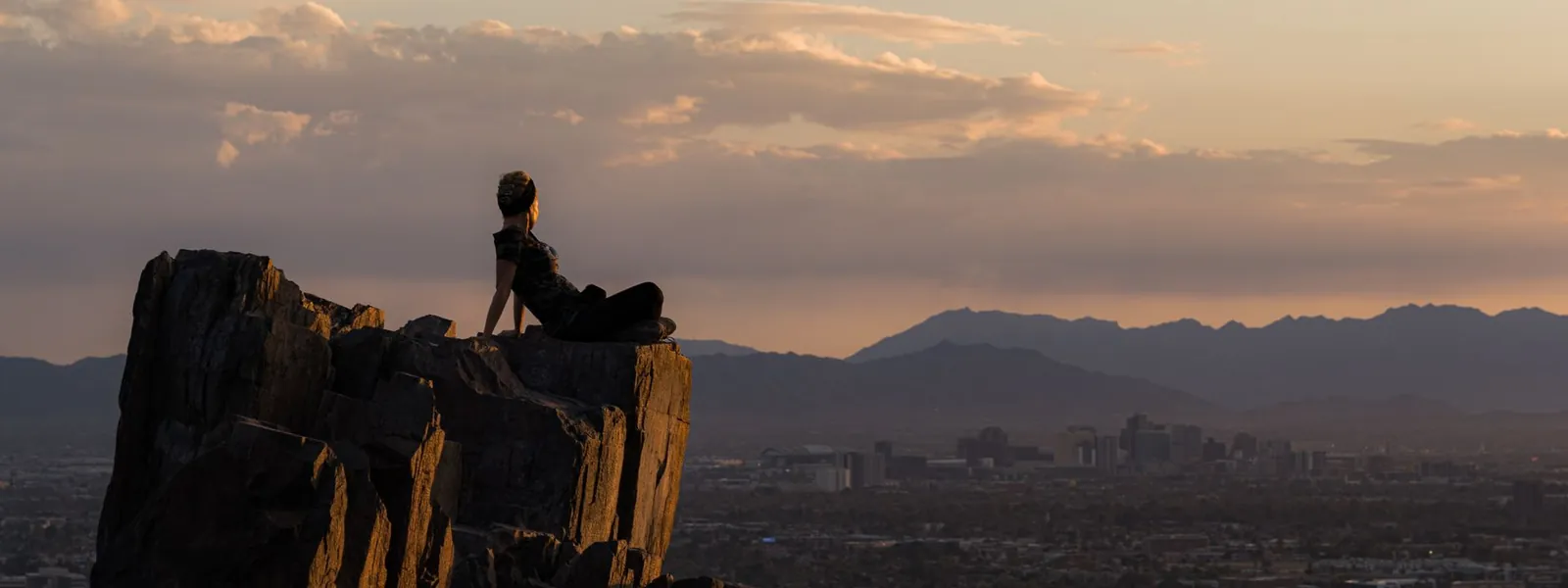 Vue sur Phoenix depuis un promontoire rocheux au coucher du soleil