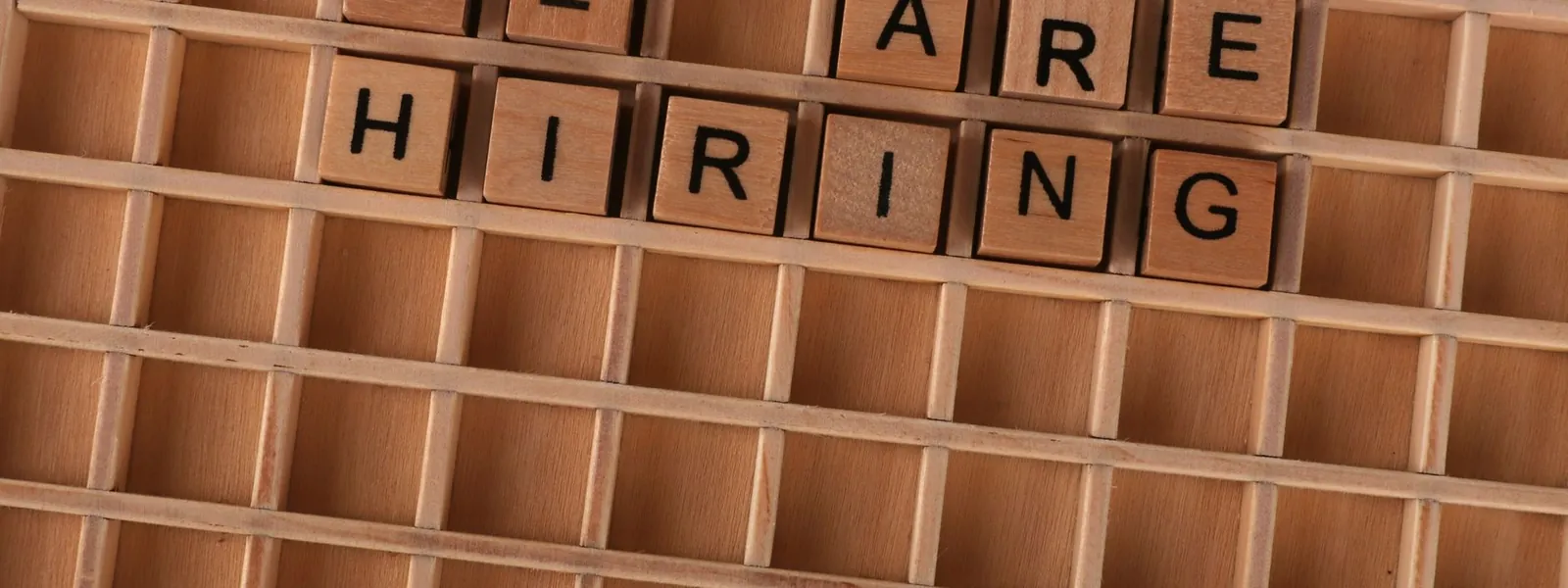 Lettres en bois formant un message de recrutement pour une offre de stage