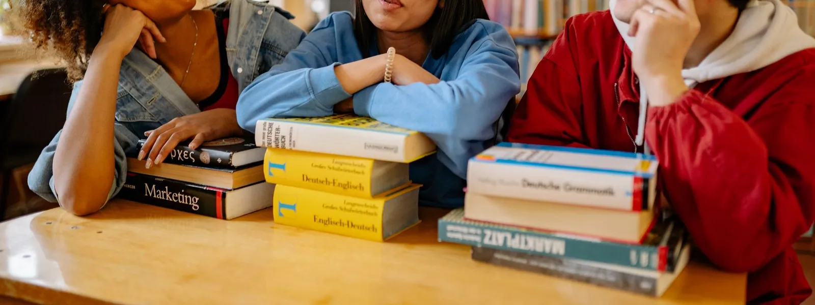 Étudiants européens révisant ensemble dans une bibliothèque universitaire