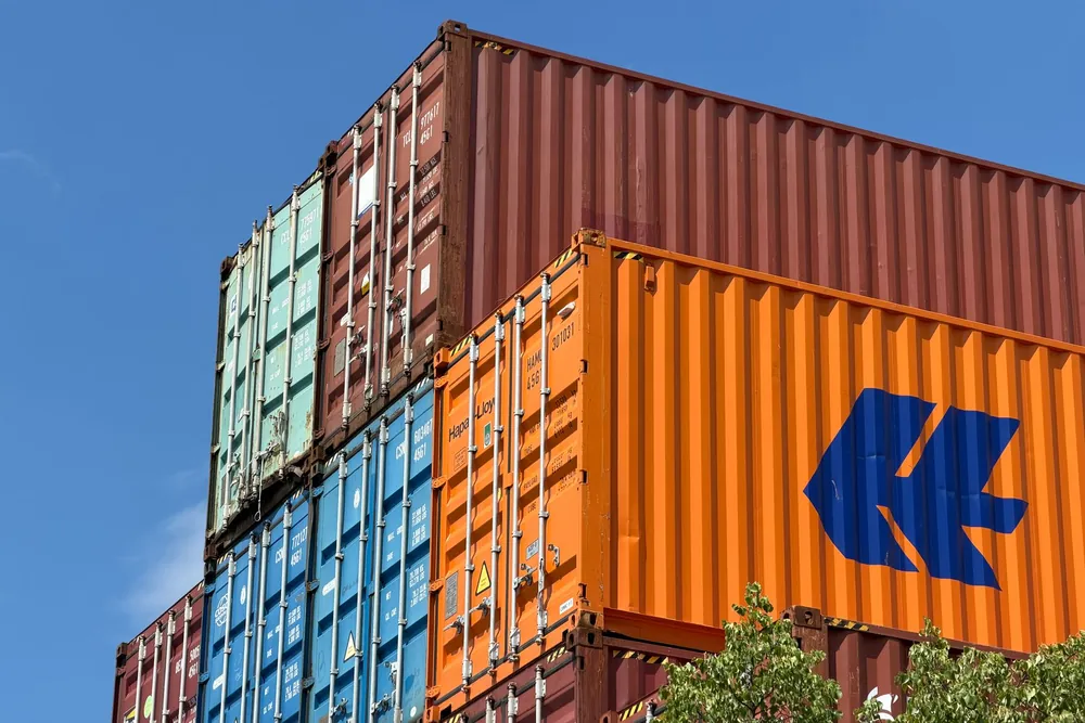 Conteneurs colorés empilés dans une zone de stockage portuaire