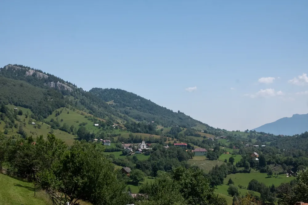 Collines verdoyantes et village de Măgura dans la région de Brașov en Roumanie