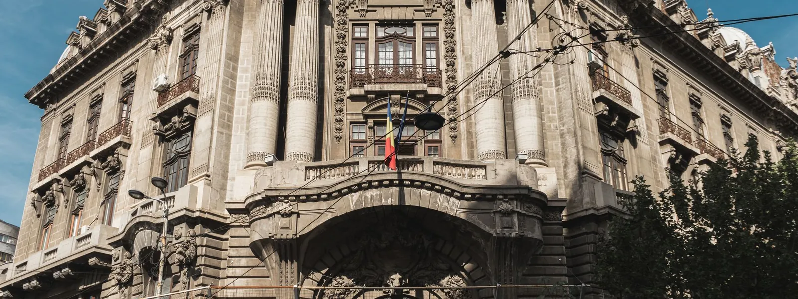 Bâtiment historique de Bucarest à l'architecture classique sous un ciel bleu