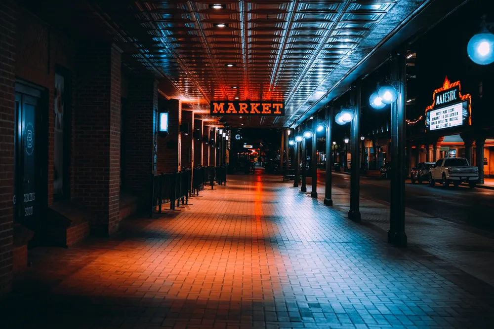 Marché nocturne animé et illuminé dans les rues de San Antonio
