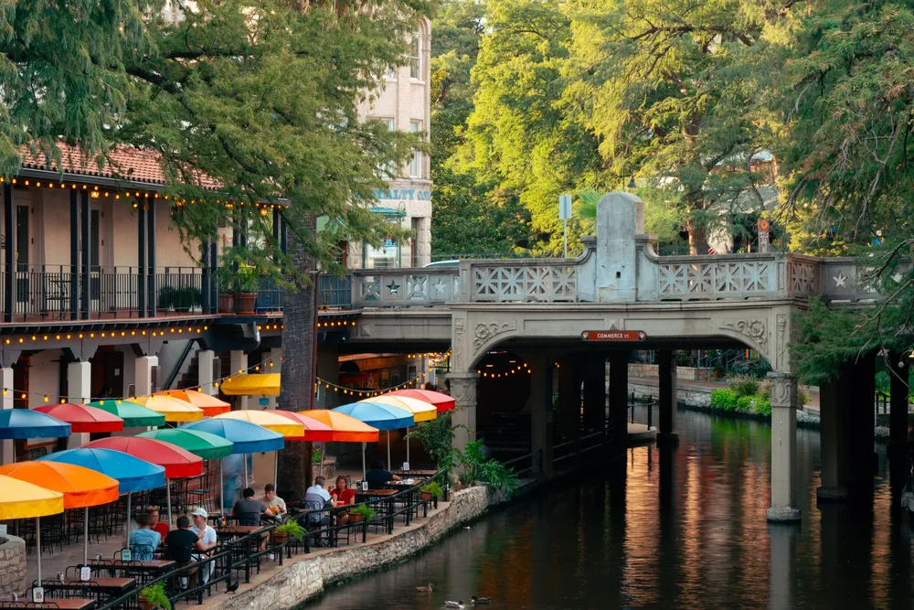 Terrasses en plein air le long du Riverwalk de San Antonio