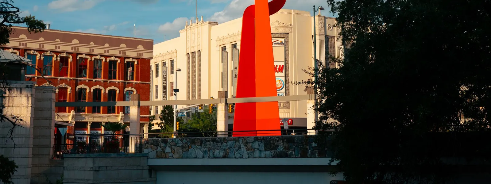 Sculpture moderne rouge parmi les bâtiments historiques de San Antonio
