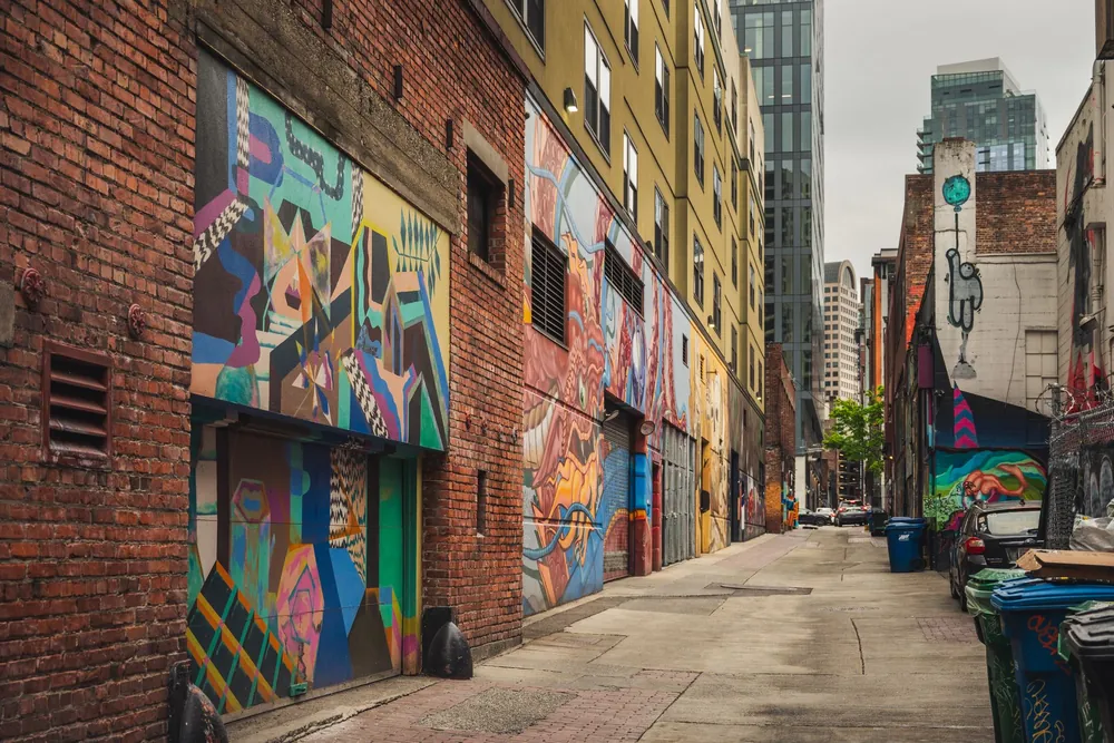 Ruelle du centre-ville de Seattle décorée de graffitis colorés
