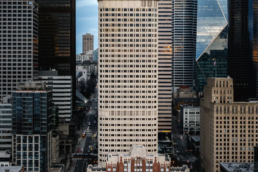 Gratte-ciels du centre-ville de Seattle éclairés à la tombée du jour