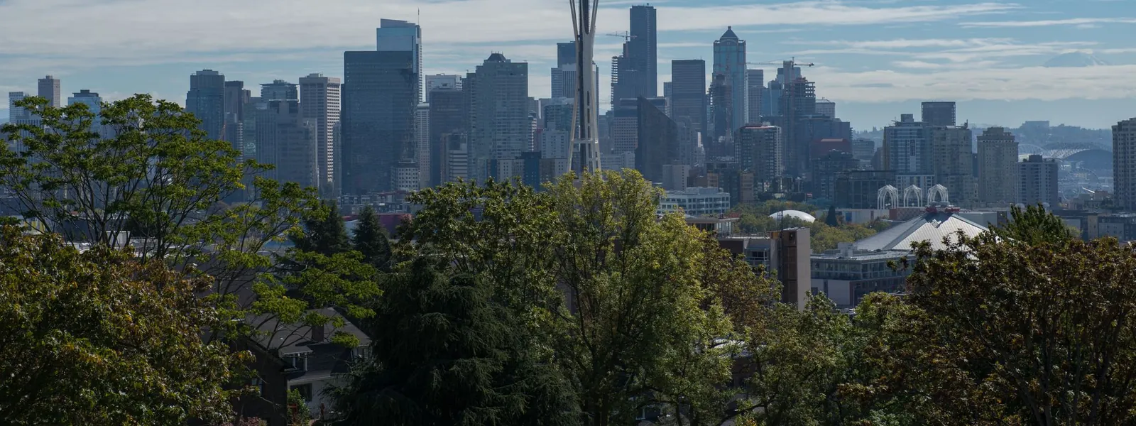 Panorama de Seattle avec la Space Needle sous un ciel dégagé