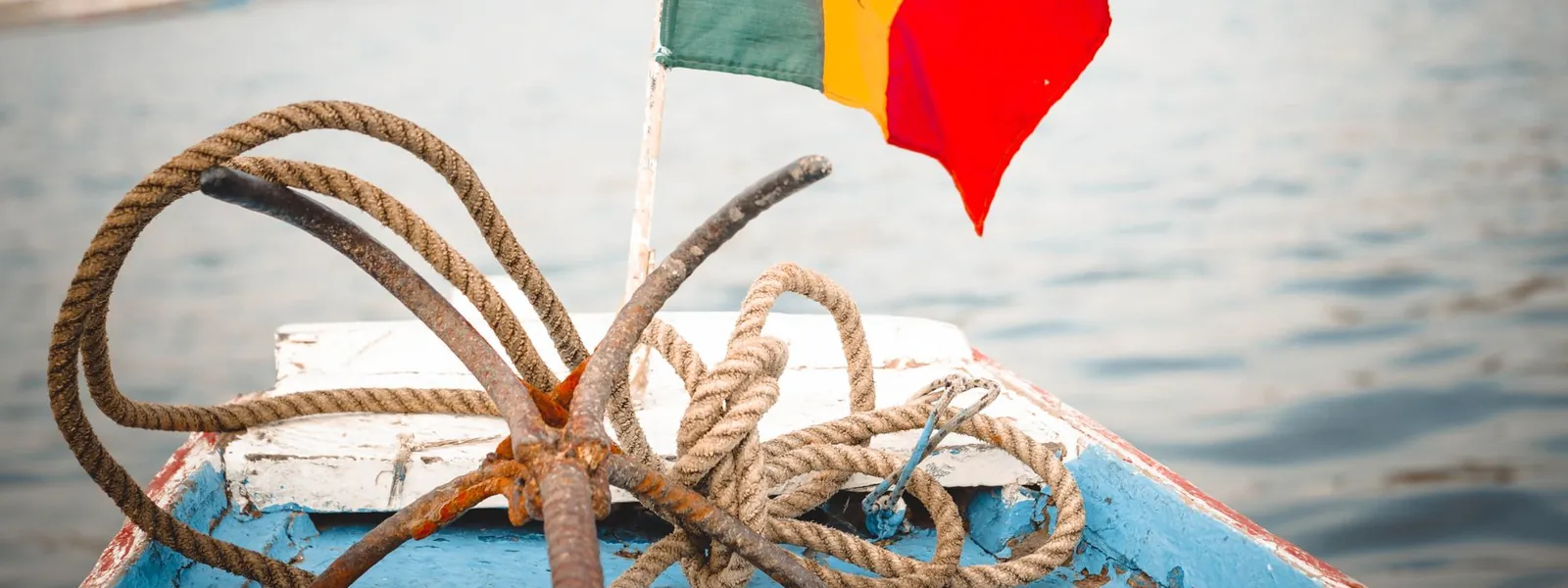 Drapeau sénégalais flottant sur le pont d'un bateau