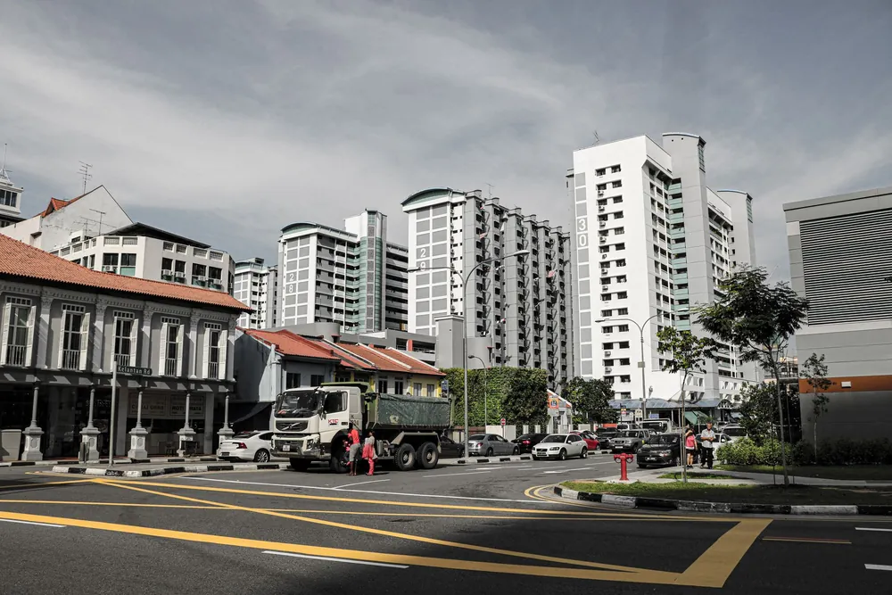Rue de Singapour bordée de gratte-ciels et d'immeubles modernes