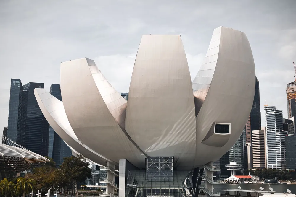 Musée ArtScience de Singapour se dressant devant des gratte-ciels modernes