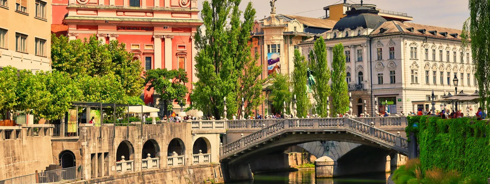 Pont triple et église franciscaine au cœur de Ljubljana ensoleillée