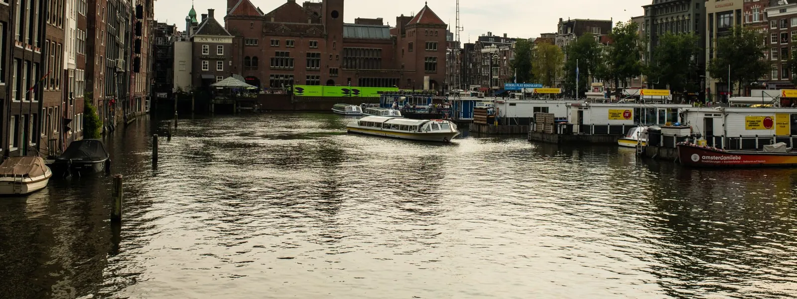 Canaux d'Amsterdam bordés de bâtiments historiques et de bateaux