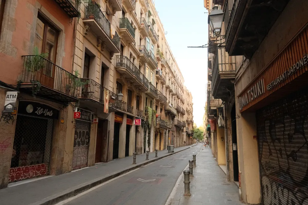 Une rue calme de Barcelone bordée d'immeubles à l'architecture typiquement européenne