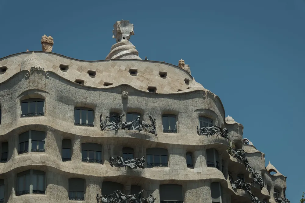 La façade sinueuse de la Casa Milà signée Gaudí se détache dans le ciel barcelonais