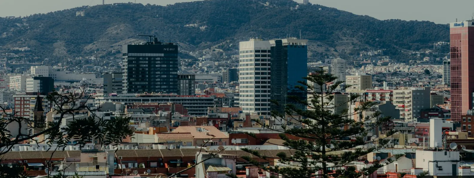 Le mont Tibidabo et sa tour dominent l'horizon de Barcelone
