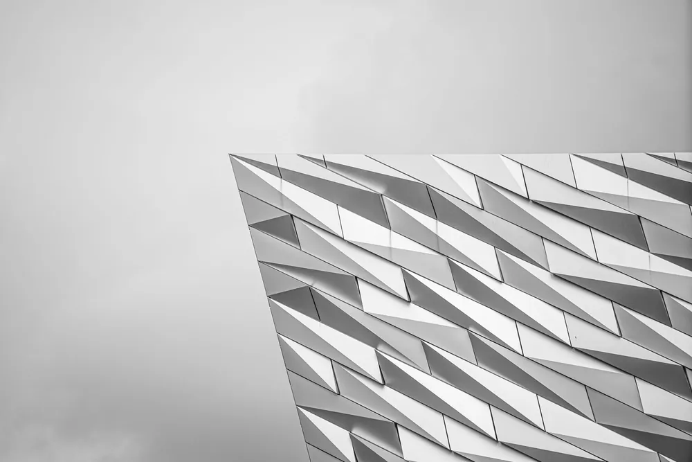 Un détail architectural du bâtiment Titanic Belfast en Irlande du Nord