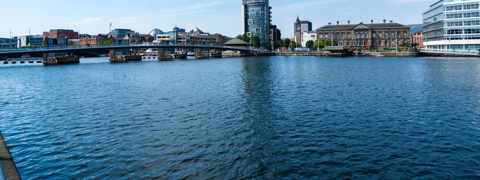 La rivière Lagan longe l'horizon mêlant architecture moderne et historique de Belfast