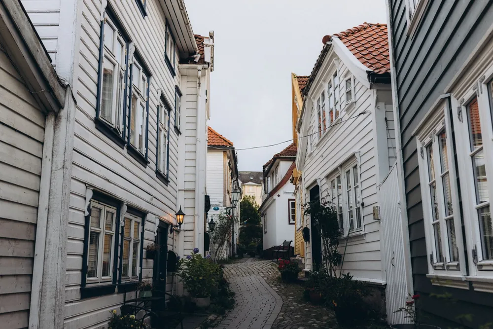 Ruelle pavée bordée de maisons en bois traditionnelles à Bergen