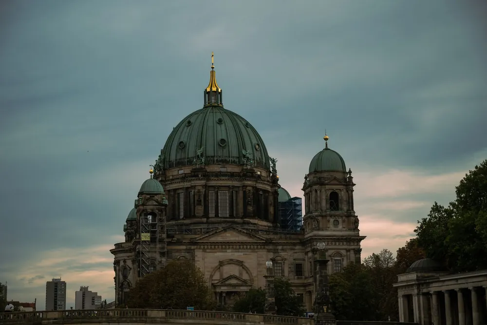 Cathédrale de Berlin et son dôme se détachant sous un ciel dramatique