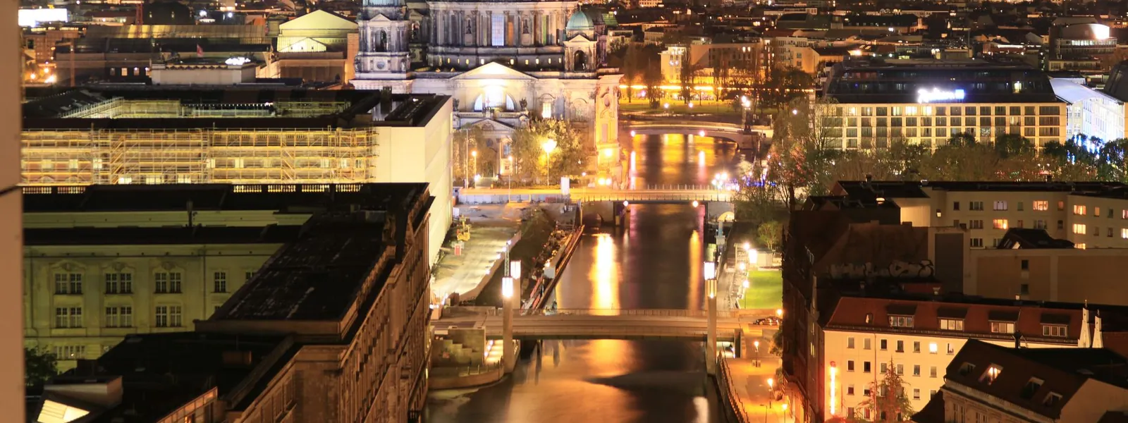 Cathédrale de Berlin illuminée la nuit au bord de la rivière